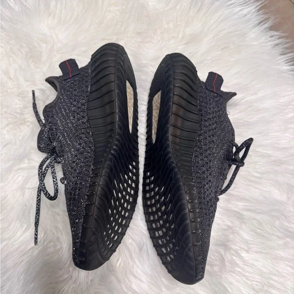 Sleek Black Knit Men's Sneakers - Picture 8 of 12